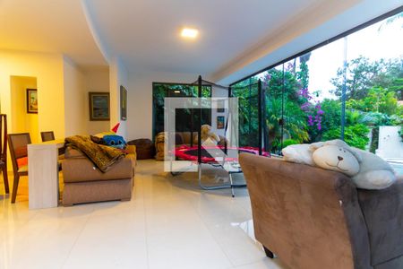 Casa à venda com 750m², 5 quartos e 10 vagas Casa à venda com 750m², 5 quartos e 10 vagasAteliê