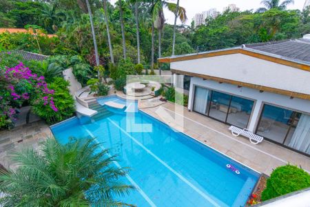 Casa à venda com 750m², 5 quartos e 10 vagas Casa à venda com 750m², 5 quartos e 10 vagasÁrea comum - Piscina