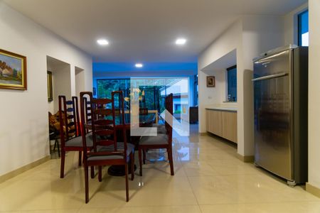 Casa à venda com 750m², 5 quartos e 10 vagas Casa à venda com 750m², 5 quartos e 10 vagasAteliê