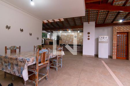 Casa à venda com 750m², 5 quartos e 10 vagas Casa à venda com 750m², 5 quartos e 10 vagasÁrea comum - Churrasqueira