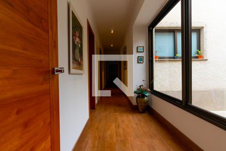 Casa à venda com 750m², 5 quartos e 10 vagas Casa à venda com 750m², 5 quartos e 10 vagasCorredor quartos