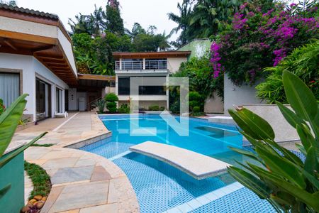 Casa à venda com 750m², 5 quartos e 10 vagas Casa à venda com 750m², 5 quartos e 10 vagasÁrea comum - Piscina