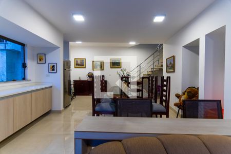 Casa à venda com 750m², 5 quartos e 10 vagas Casa à venda com 750m², 5 quartos e 10 vagasAteliê