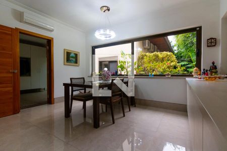 Casa à venda com 750m², 5 quartos e 10 vagas Casa à venda com 750m², 5 quartos e 10 vagasSala de jantar