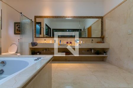 Casa à venda com 750m², 5 quartos e 10 vagas Casa à venda com 750m², 5 quartos e 10 vagasBanheiro da Suíte 5