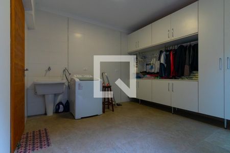 Casa à venda com 750m², 5 quartos e 10 vagas Casa à venda com 750m², 5 quartos e 10 vagasÁrea de Serviço