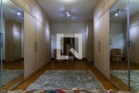 Casa à venda com 750m², 5 quartos e 10 vagas Casa à venda com 750m², 5 quartos e 10 vagasCloset do quarto 5