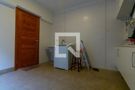 Casa à venda com 750m², 5 quartos e 10 vagas Casa à venda com 750m², 5 quartos e 10 vagasÁrea de Serviço