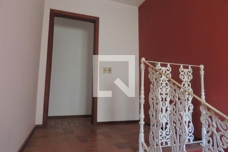 Casa de condomínio à venda com 440m², 4 quartos e 2 vagasEscada