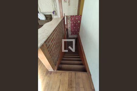 Casa à venda com 274m², 2 quartos e 4 vagas Casa à venda com 274m², 2 quartos e 4 vagasEscada