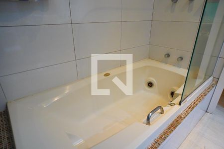 Casa à venda com 352m², 3 quartos e 4 vagasBanheiro da Suíte 2