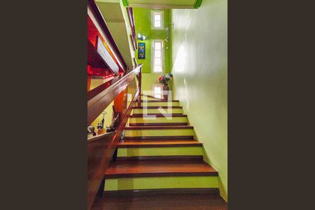 Casa à venda com 370m², 3 quartos e 2 vagas Casa à venda com 370m², 3 quartos e 2 vagasEscada