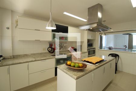 Casa de condomínio à venda com 375m², 5 quartos e 3 vagasCozinha