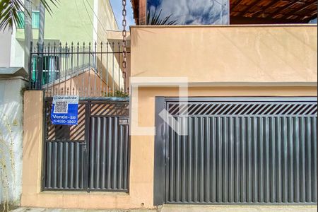 Casa à venda com 135m², 2 quartos e 2 vagas Casa à venda com 135m², 2 quartos e 2 vagasFachada