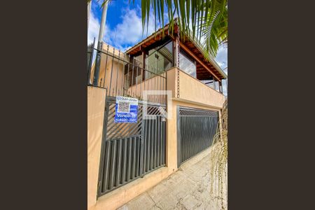 Casa à venda com 135m², 2 quartos e 2 vagas Casa à venda com 135m², 2 quartos e 2 vagasFachada