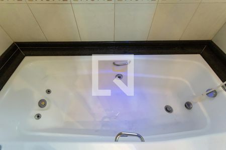Casa à venda com 206m², 4 quartos e 2 vagas Casa à venda com 206m², 4 quartos e 2 vagasBanheira