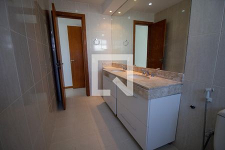 Apartamento à venda com 182m², 4 quartos e 3 vagas Apartamento à venda com 182m², 4 quartos e 3 vagasBanheiro da Suíte 1