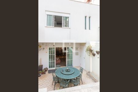 Casa à venda com 220m², 3 quartos e 2 vagas Casa à venda com 220m², 3 quartos e 2 vagasQuintal