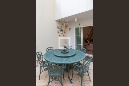 Casa à venda com 220m², 3 quartos e 2 vagas Casa à venda com 220m², 3 quartos e 2 vagasQuintal