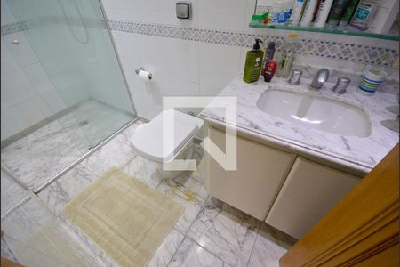 Apartamento à venda com 270m², 3 quartos e 4 vagas Apartamento à venda com 270m², 3 quartos e 4 vagasBanheiro Social