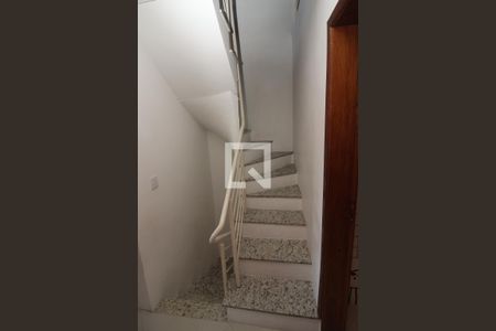 Casa de condomínio à venda com 137m², 3 quartos e 2 vagas Casa de condomínio à venda com 137m², 3 quartos e 2 vagasEscada