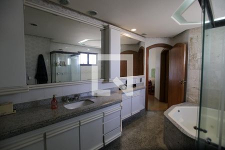 Apartamento à venda com 211m², 3 quartos e 3 vagasBanheiro da Suíte 3