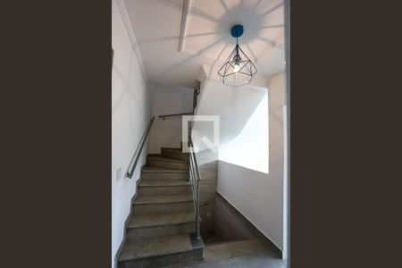 Apartamento à venda com 200m², 3 quartos e 3 vagas Apartamento à venda com 200m², 3 quartos e 3 vagasEscada