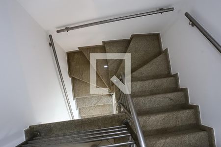 Apartamento à venda com 200m², 3 quartos e 3 vagas Apartamento à venda com 200m², 3 quartos e 3 vagasEscada