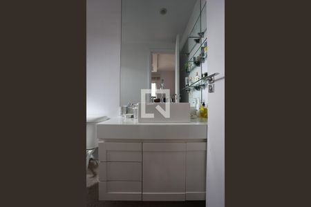 Apartamento à venda com 70m², 2 quartos e 2 vagas Apartamento à venda com 70m², 2 quartos e 2 vagasBanheiro da Suíte