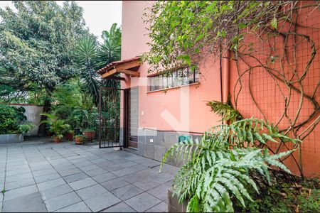 Casa à venda com 258m², 3 quartos e 6 vagas Casa à venda com 258m², 3 quartos e 6 vagasQuintal