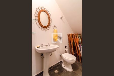 Casa à venda com 258m², 3 quartos e 6 vagas Casa à venda com 258m², 3 quartos e 6 vagasBanheiro da edícula