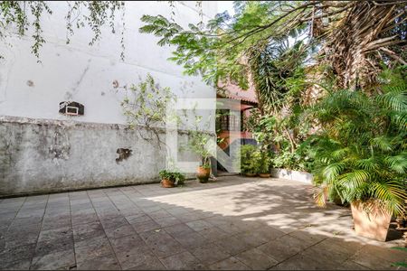 Casa à venda com 258m², 3 quartos e 6 vagas Casa à venda com 258m², 3 quartos e 6 vagasQuintal