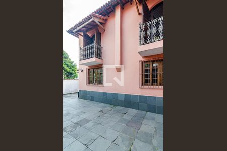 Casa à venda com 258m², 3 quartos e 6 vagas Casa à venda com 258m², 3 quartos e 6 vagasFachada