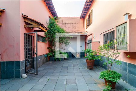 Casa à venda com 258m², 3 quartos e 6 vagas Casa à venda com 258m², 3 quartos e 6 vagasQuintal