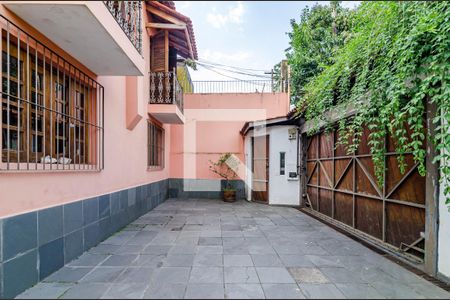 Casa à venda com 258m², 3 quartos e 6 vagas Casa à venda com 258m², 3 quartos e 6 vagasGaragem