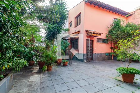 Casa à venda com 258m², 3 quartos e 6 vagas Casa à venda com 258m², 3 quartos e 6 vagasQuintal