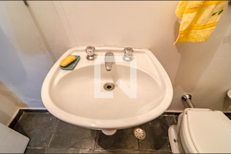 Casa à venda com 258m², 3 quartos e 6 vagas Casa à venda com 258m², 3 quartos e 6 vagasBanheiro da edícula