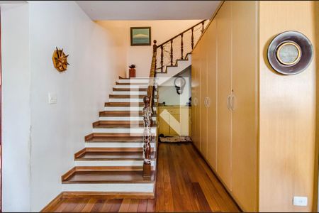 Casa à venda com 258m², 3 quartos e 6 vagas Casa à venda com 258m², 3 quartos e 6 vagasEscada