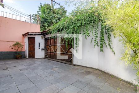 Casa à venda com 258m², 3 quartos e 6 vagas Casa à venda com 258m², 3 quartos e 6 vagasGaragem