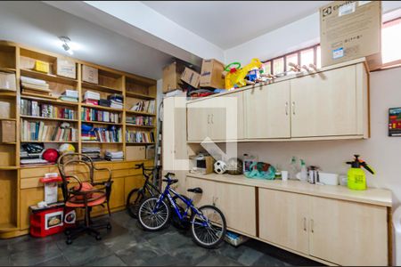 Casa à venda com 258m², 3 quartos e 6 vagas Casa à venda com 258m², 3 quartos e 6 vagasQuarto edícula