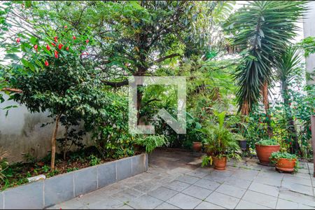 Casa à venda com 258m², 3 quartos e 6 vagas Casa à venda com 258m², 3 quartos e 6 vagasQuintal