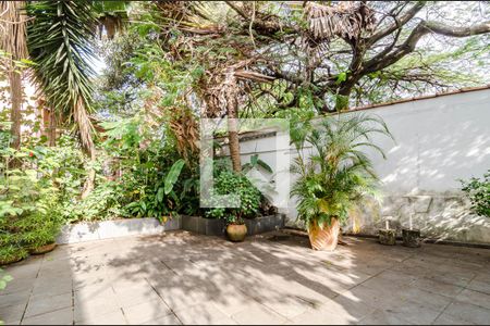 Casa à venda com 258m², 3 quartos e 6 vagas Casa à venda com 258m², 3 quartos e 6 vagasQuintal