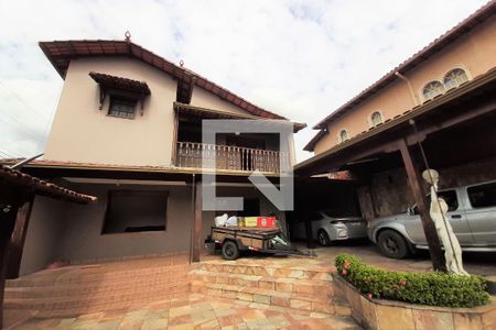 Casa à venda com 350m², 7 quartos e 10 vagas Casa à venda com 350m², 7 quartos e 10 vagasFachada