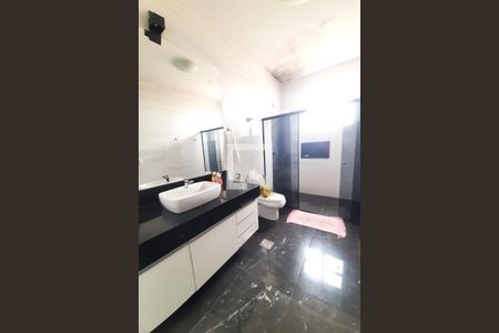 Casa à venda com 350m², 7 quartos e 10 vagas Casa à venda com 350m², 7 quartos e 10 vagasBanheiro da Suíte 1