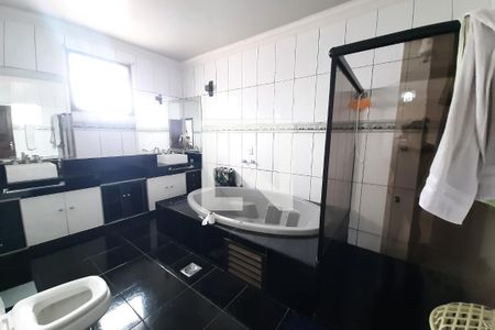 Casa à venda com 350m², 7 quartos e 10 vagas Casa à venda com 350m², 7 quartos e 10 vagasBanheiro da Suíte 2