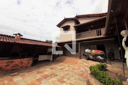 Casa à venda com 350m², 7 quartos e 10 vagas Casa à venda com 350m², 7 quartos e 10 vagasFachada