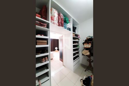 Casa à venda com 350m², 7 quartos e 10 vagas Casa à venda com 350m², 7 quartos e 10 vagasCloset da suíte 2