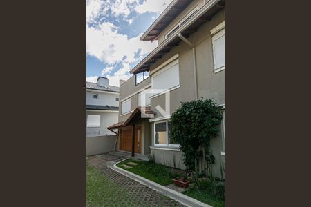 Casa de condomínio à venda com 227m², 3 quartos e 2 vagas Casa de condomínio à venda com 227m², 3 quartos e 2 vagasFachada