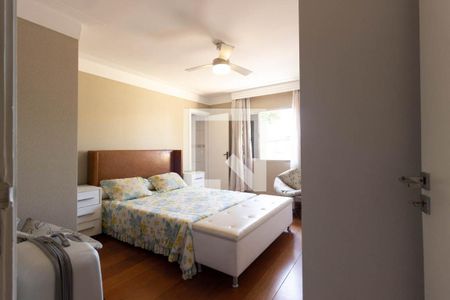 Casa à venda com 255m², 3 quartos e 3 vagas Casa à venda com 255m², 3 quartos e 3 vagasSuíte