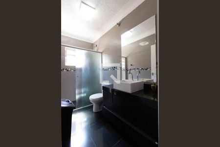 Casa à venda com 255m², 3 quartos e 3 vagas Casa à venda com 255m², 3 quartos e 3 vagasBanheiro